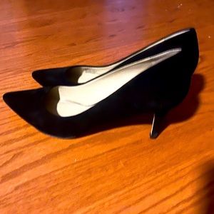 Black suede Enzo angiolini pump heel